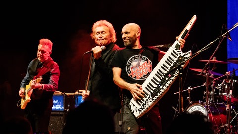 Die Band Manfred Manns Earth Band sind auf der Bühne und geben ein Konzert