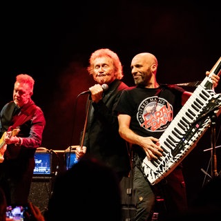 Die Band Manfred Manns Earth Band sind auf der Bühne und geben ein Konzert