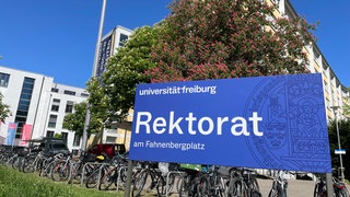 Schild vor dem Rektorat der Uni Freiburg