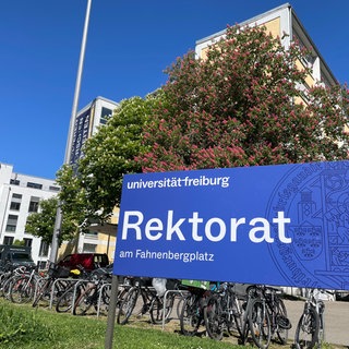 Schild vor dem Rektorat der Uni Freiburg