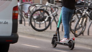 E-Scooter im Straßenverkehr, Symbolbild für E-Scooter-Fahrer flüchtet mit Tempo 50 vor der Polizei