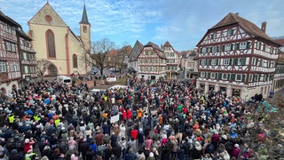 Menschen auf dem Mosbacher Marktplatz