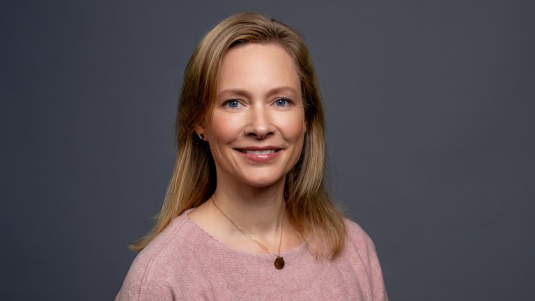 Portraitfoto von Isabel Karpenkiel von SWR4 mit rosa Pulli.