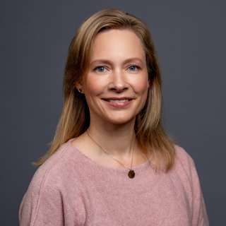 Portraitfoto von Isabel Karpenkiel von SWR4 mit rosa Pulli.