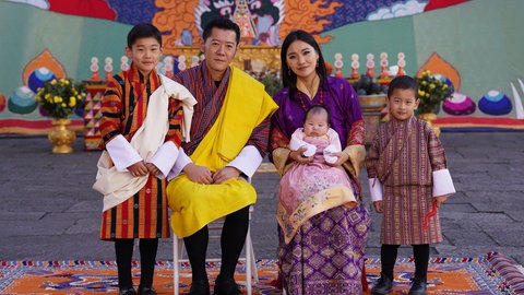 Königsfamilie von Bhutan: König Jigme mit seiner Frau Jetsun Pema und ihren drei Kindern.