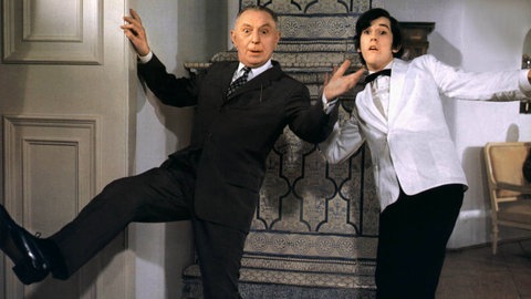 "disco" Moderator Ilja Richter mit Schauspieler Theo Lingen in dem Film "Wer zuletzt lacht, lacht am besten". Bekannt wurde Ilja auch durch seine Sketche und die "Pauker"-Filme.