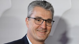 Der Schiedsrichter Knut Kircher lächelt in die Kamera