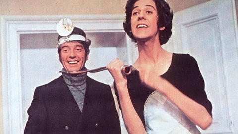 "disco" Moderator Ilja Richter mit Entertainer Rudi Carrell in einer Szene aus der Filmklamotte "Wenn die tollen Tanten kommen". Bekannt wurde er auch durch seine Sketche und die "Pauker"-Filme.