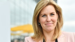 Autorin Nicole Staudinger schaut in die Kamera.