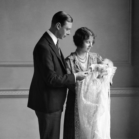 Queen Elizabeth bei ihrer Taufe auf den Armen ihrer Eltern Queen Mother und King George VI