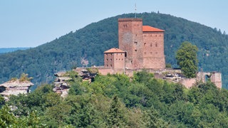 Wandern im Pfälzerwald: Blick auf die Burg Trifels auf dem Rundwanderweg Annweilerer Burgenweg