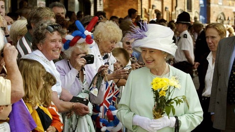 Queen Elizabeth vor vielen Menschen bei der Eröffnung der Marina in Ipswich