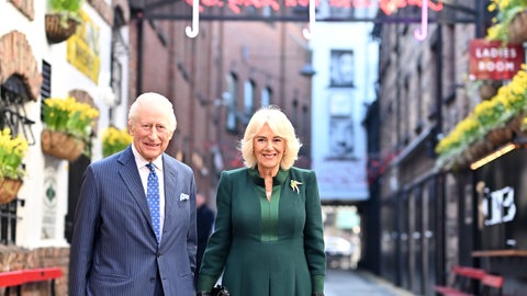 König Charles und Königin Camilla präsentieren sich auf dem "Commercial Court", eine attraktive Einkaufsstraße in Belfast, Nordirland.