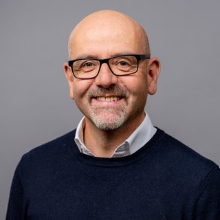 Porträt von SWR4 Moderator Jörg Assenheimer mit schwarzer Brille und blauem Pullover