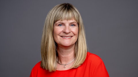 Porträt der lächelnden SWR4 Moderatorin Stefanie Czaja in rotem Oberteil