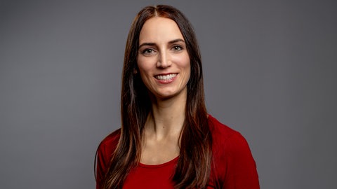 Porträt von SWR4 Moderatorin Laura Czerny im roten Oberteil