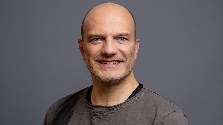 Porträt von SWR4 Moderator Matthias Methner im braunen Pullover