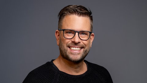 Porträt von SWR4 Moderator Michael Münkner im schwarzen Pullover