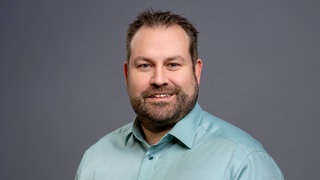 Porträt von SWR4 Moderator Thomas Schilling im hellblauen Hemd