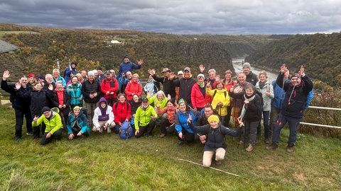 Gut gelaunte Gewinner der Aktion "SWR4 wandert" mit dem Rhein und der Loreley im Rücken.