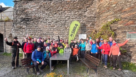 Die Gewinner der Aktion "SWR4 wandert" vor dem Ochsenturm in Oberwesel.