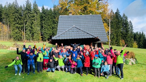 Gruppenfoto mit den Gewinnern der Aktion "SWR4 wandert" vor einer Hütte.