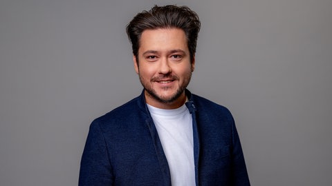 Porträt von SWR4 Moderator Christof Hameister im dunkelblauen Sakko 