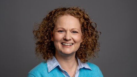 Porträt der Redakteurin Maja Nötzel im blauem Pullover