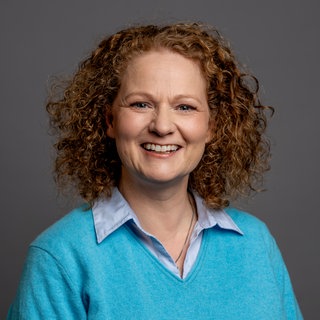 Porträt der Redakteurin Maja Nötzel im blauem Pullover