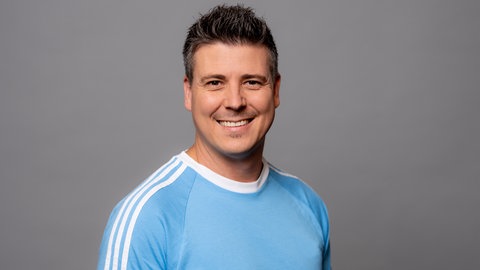 Porträt des SWR4 Moderators und Reporters Andy Dangel im hellblauen T-Shirt