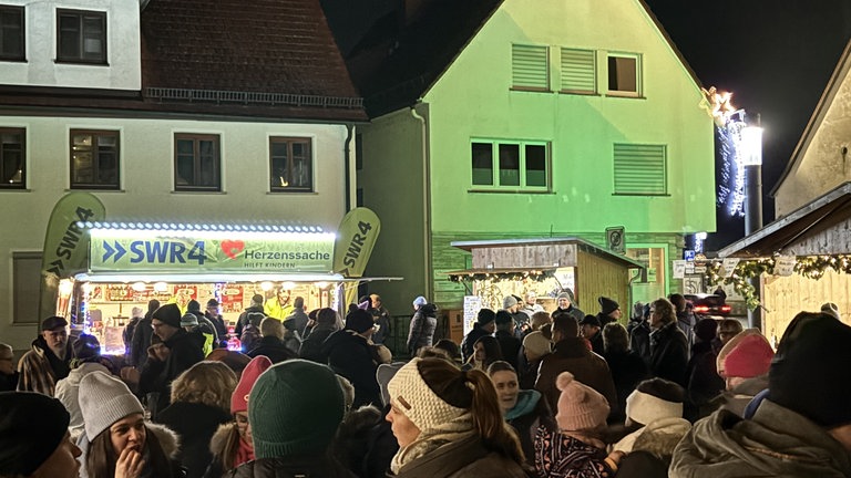Das SWR4 Mobil in Dietenheim abends auf dem Weihnachtsmarkt