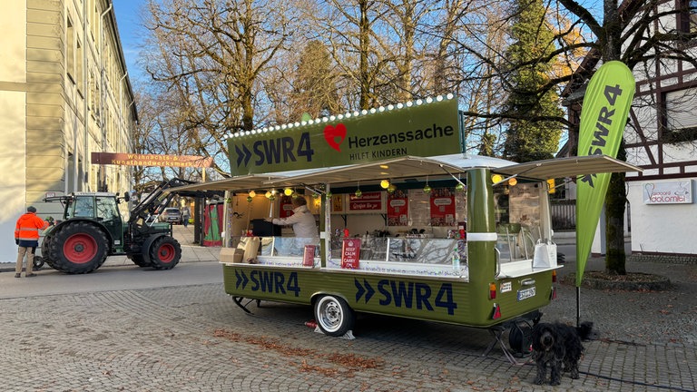 Das grüne SWR4 mobil verkauft in Kisslegg Crepes und Punch für Herzenssache