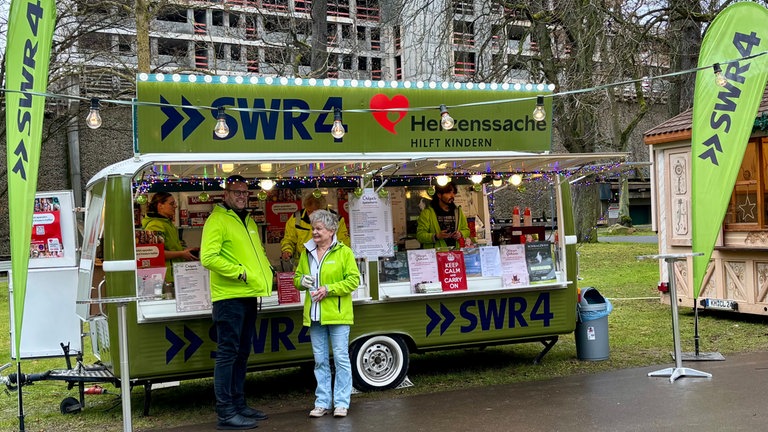 Weihnachtsmarkt in Bad Münster am Stein-Ebernburg: SWR4 Moderator Michael Münkner und das SWR4 Team stehen bereit am grünen Adventmobil.