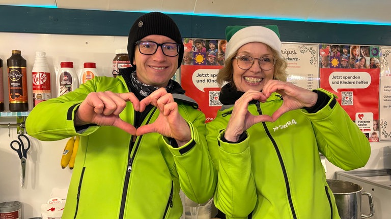 Das grüne SWR4 Adventmobil von innen: Mit guter Laune wird für die Herzenssache gesammelt.