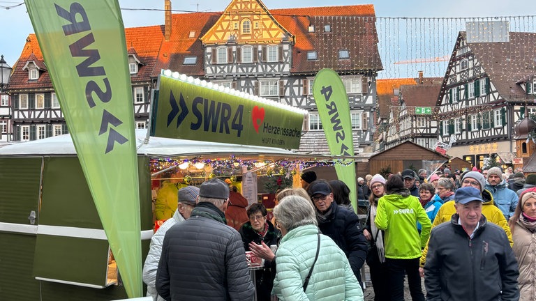 Weihnachtsmarkt in Schorndorf: Viele Besucher sind unterwegs, auch vor dem grünen SWR4 Adventsmobil.