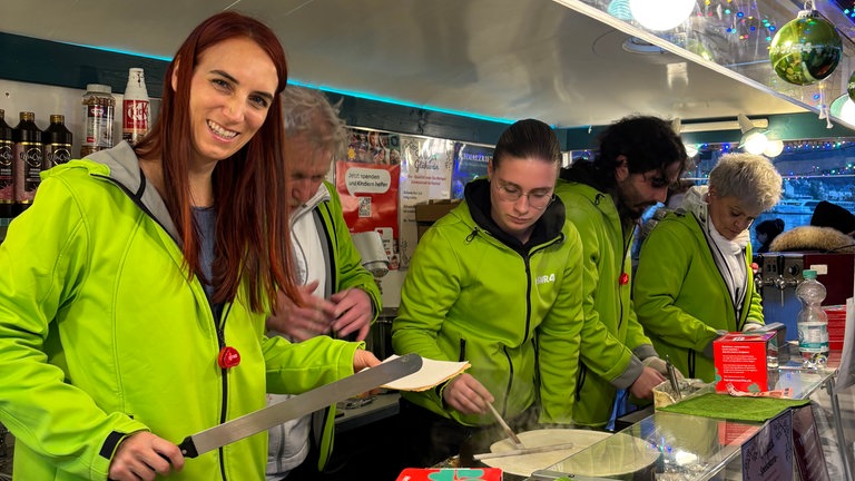 Weihnachtsmarkt in Traben-Trarbach mit dem grünen SWR4 Adventsmobil.