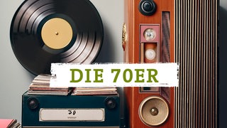 SWR4 Webradio Bild mit der Aufschrift "Die 70er", im Hintergrund eine Schallplatte und ein altes Radio