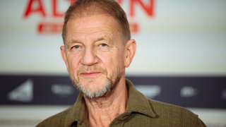 Sönke Wortmann schaut direkt in die Kamera und schmunzelt