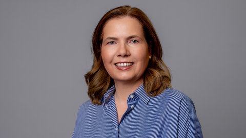 Porträtfoto von SWR4 Finanzexpertin Josephine Holzhäuser in einer blau gemusterten Bluse.