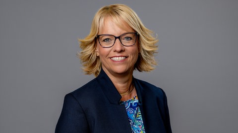 Porträtfoto von SWR4 Psychologin Felicitas Heyne in dunkelblauem Blazer