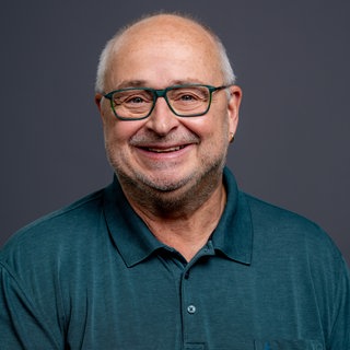 Porträt von SWR4 Tierarzt Ralph Schuh im dunkelgrünen Hemd