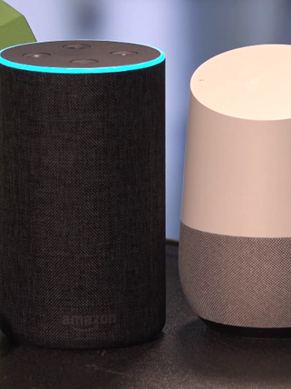 Auf Kommando SWR4 hören: Zwei Smart Speaker stehen neben einer zur Seite gekippten grünen Vier.