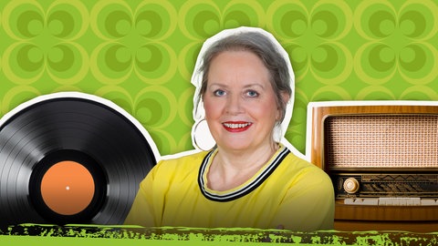 Barbara Scherrer vor grüner Tapete mit Schallplatte und Radio