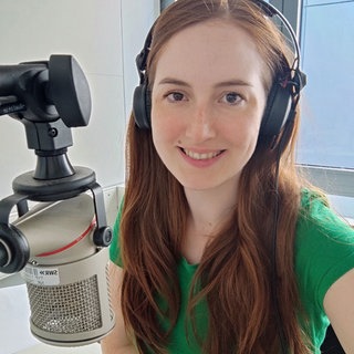 SWR Redakteurin und Moderatorin Andrea Mayer im SWR4 Studio am Mikrophon. 