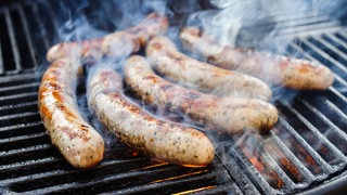 Den Grill richtig sauber machen: Nach den Würstchen auf einem Grill, sollte der Rost gut gereinigt werden.