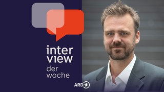 Timo Lange, Leiter Lobby Control, in einer Portait-Aufnahme mit Hemd und Jackett