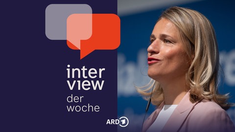 Verena Bentele, Präsidentin des VdK, hält eine Rede