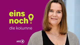 Constance Schirra neben einem stilisierten Ausrufezeichen, das sich auch als Schreibfeder oder Lokalisierungspin deuten lässt.