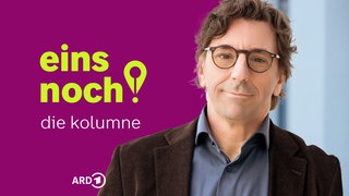 Gerhard Leitner neben einem stilisierten Ausrufezeichen, das sich auch als Schreibfeder oder Lokalisierungspin deuten lässt.