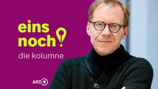 Jan Seidel neben einem stilisierten Ausrufezeichen, das sich auch als Schreibfeder oder Lokalisierungspin deuten lässt.